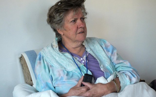 Marie Smith, kort nadat haar huis afgebrand het en sy deur haar bure onderdak geneem is